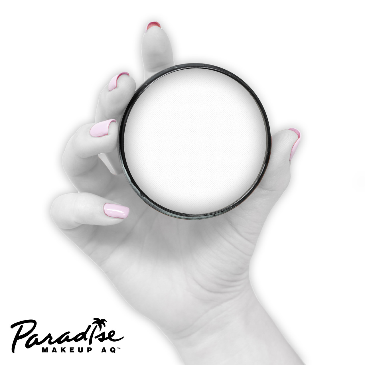 Mehron Paradise White 40gr – schmink op hand, verkrijgbaar bij SchminkenGrime.nl Volledig wit geschminkte hand met Mehron Paradise Makeup White 40 gram verpakking, laat dekkracht van deze professionele schmink zien, verkrijgbaar bij SchminkenGrime.nl