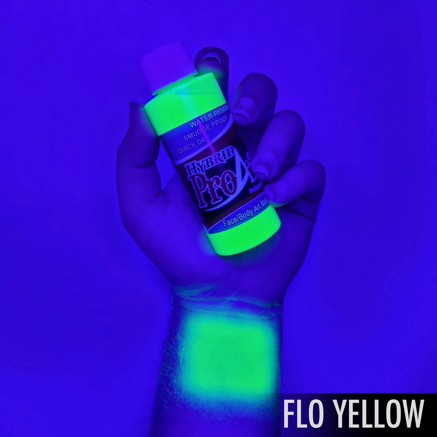 ProAiir Hybrid Flo Yellow Glow arm swatch met fluorescerend geel pigment, watervaste airbrush schmink die oplicht onder UV-licht, verkrijgbaar bij SchminkenGrime.nl