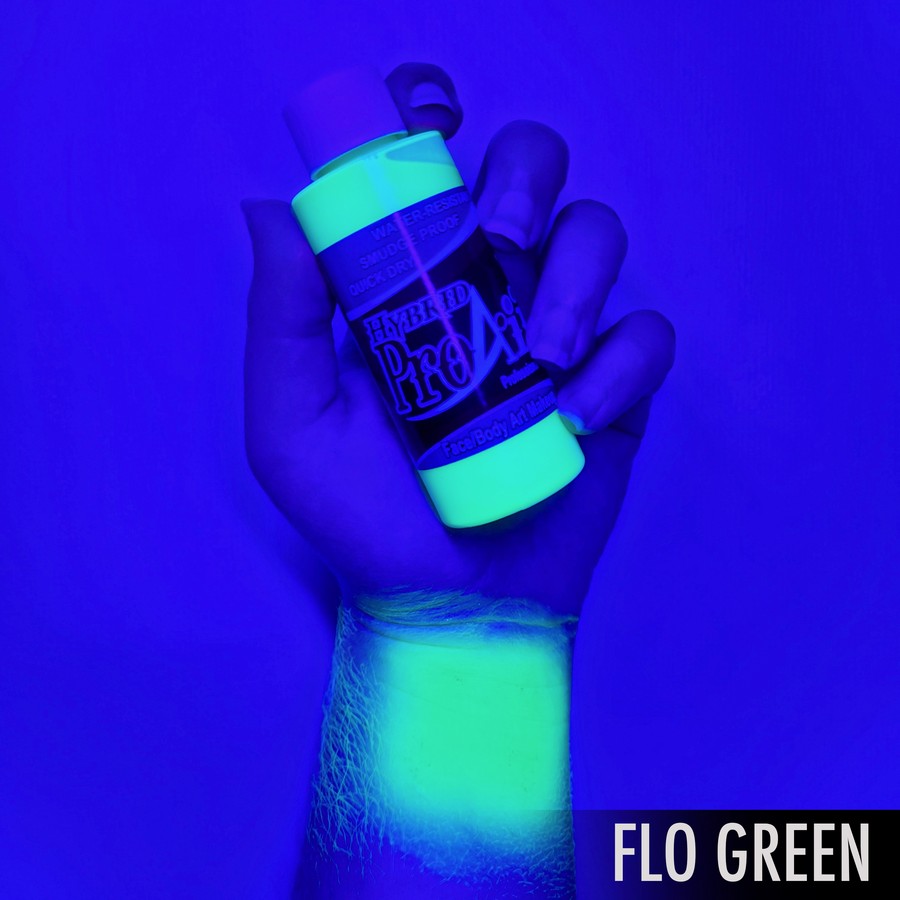 ProAiir Hybrid Flo Green Glow – arm swatch van de UV-groene airbrush schmink ProAiir Hybrid Flo Green Glow arm swatch toont UV-groene kleur van de airbrush schmink, fluorescerend onder blacklight, verkrijgbaar bij SchminkenGrime.nl