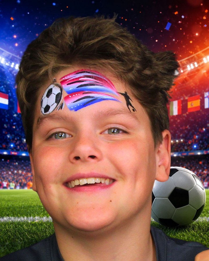 Voetbal schminkontwerp met kleurrijke swoosh en voetbal op het voorhoofd verkrijgbaar bij SchminkenGrime.nl