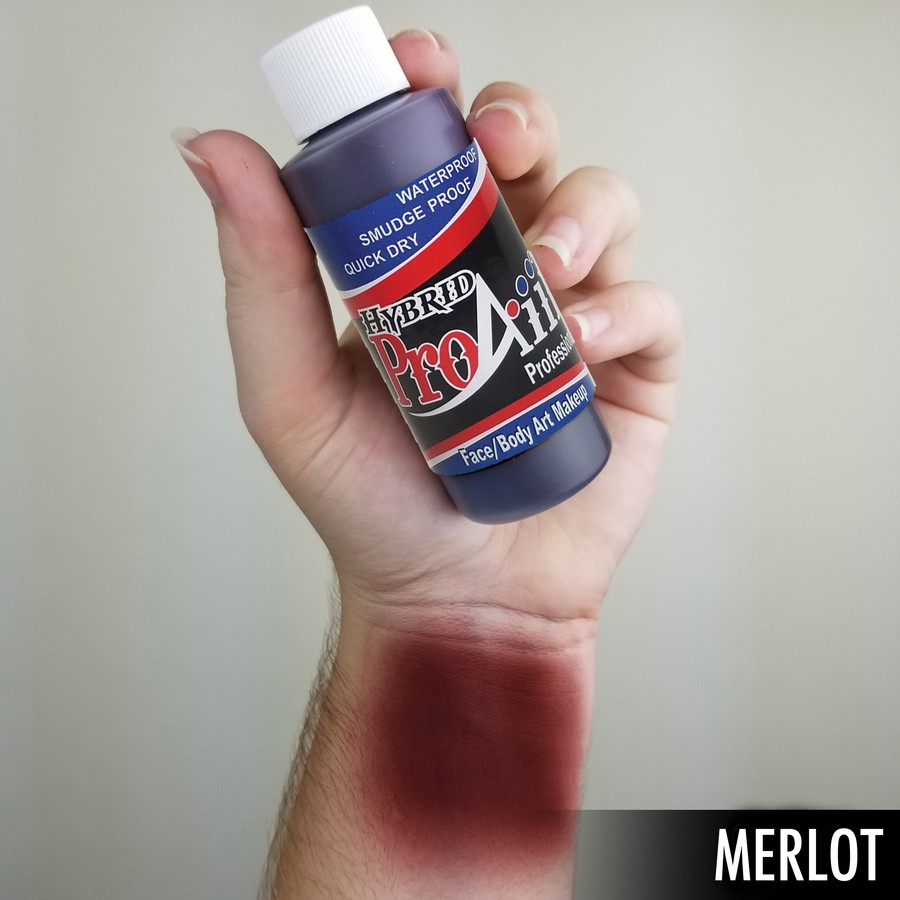 ProAiir Hybrid Merlot – arm swatch van de dieprode wijntint airbrush schmink ProAiir Hybrid Merlot arm swatch toont rijke wijntint, perfect voor elegante of duistere looks, watervaste airbrush schmink op alcoholbasis, verkrijgbaar bij SchminkenGrime.nl