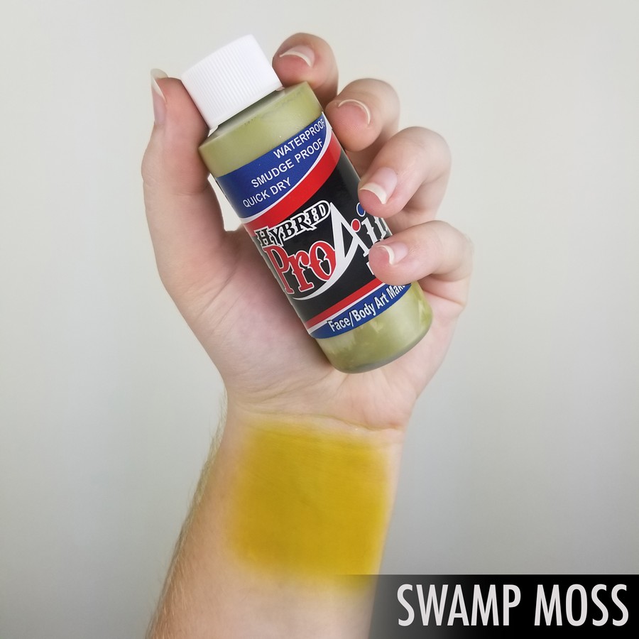 ProAiir Hybrid Swamp Moss – arm swatch van de natuurlijke donkergroene schmink ProAiir Hybrid Swamp Moss arm swatch toont natuurlijke donkergroene kleur, geschikt voor militair, fantasy of natuurthema’s, verkrijgbaar bij SchminkenGrime.nl