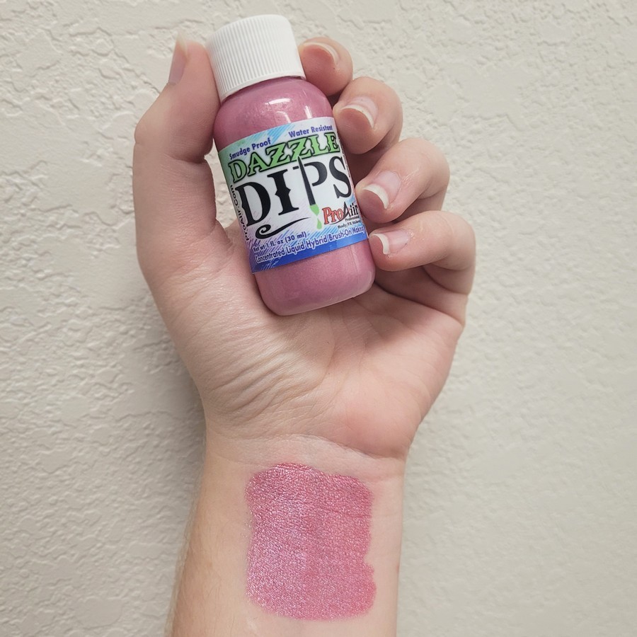 ProAiir Dazzle Dips Pink swatch – metallic schmink | SchminkenGrime.nl Swatch van ProAiir Dazzle Dips Pink op de huid, glanzende roze schmink, verkrijgbaar bij SchminkenGrime.nl