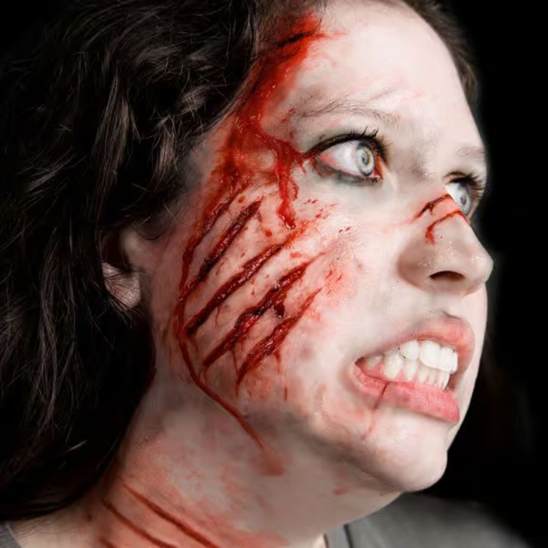 Realistische wondprothese Tinsley Transfers Attacked 3D FX Transfer aangebracht op gezicht, ideaal voor Halloween en SFX make-up, verkrijgbaar bij SchminkenGrime.nl