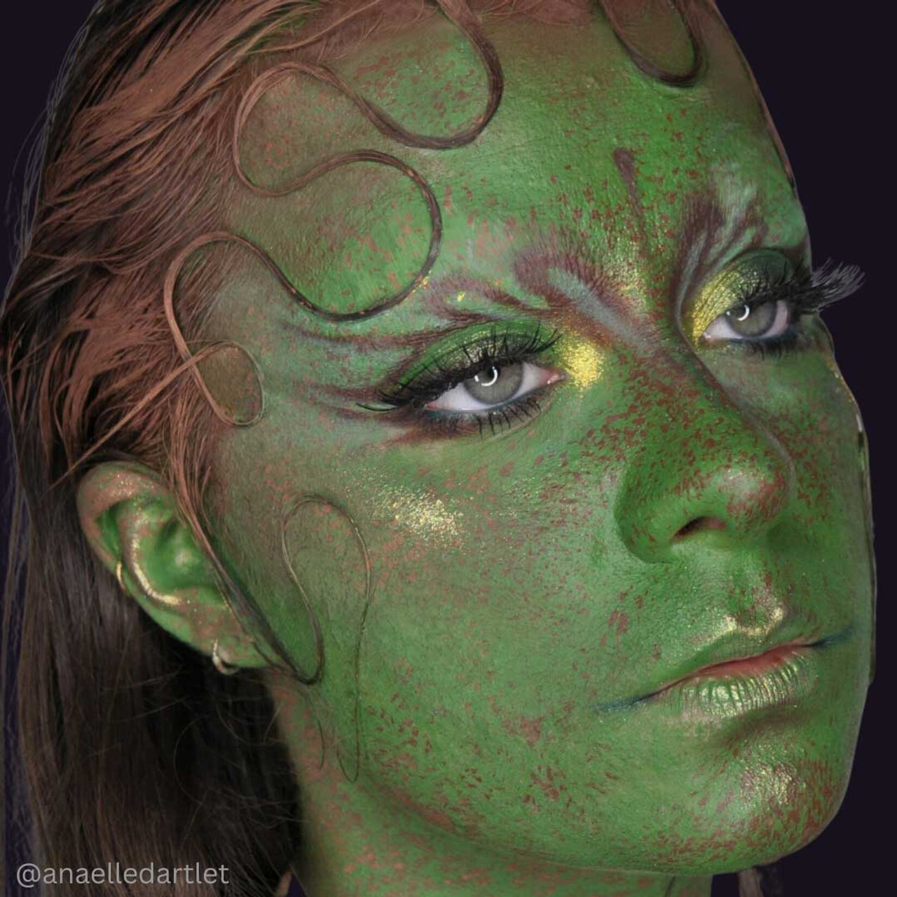 Mehron Liquid Makeup Green 135ml op de huid, krachtige dekking, verkrijgbaar bij SchminkenGrime.nl Mehron Liquid Makeup Green (135ml) aangebracht op de huid, laat de heldere groene kleur en egale dekking zien, verkrijgbaar bij SchminkenGrime.nl