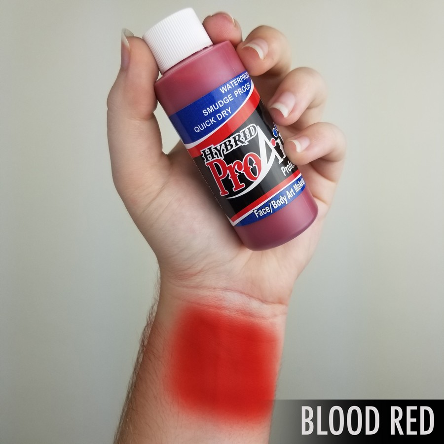 ProAiir Hybrid Blood Red arm swatch toont dieprode kleur van deze watervaste airbrush schmink, perfect voor bodypaint of horrorlooks, verkrijgbaar bij SchminkenGrime.nl