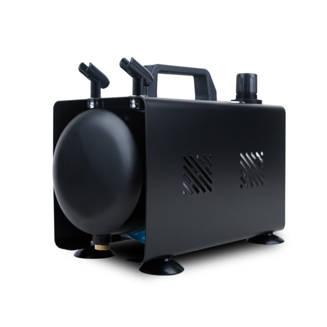 Zwarte Airbrush Compressor Kit – bovenaanzicht van de set in aangesloten configuratie, verkrijgbaar bij SchminkenGrime.nl