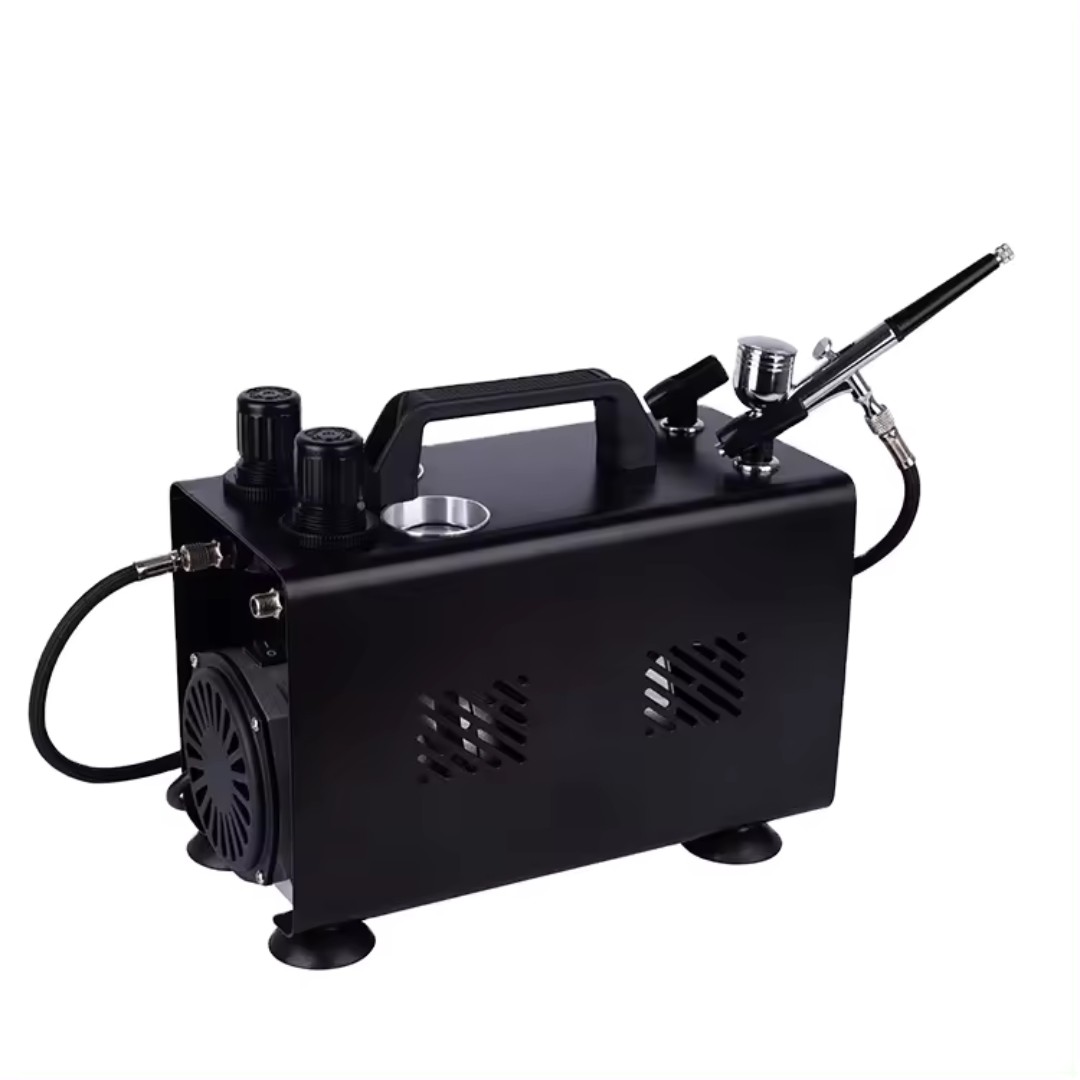 Zwarte Airbrush Compressor Kit – compacte en draagbare compressor met airbrushpistool, verkrijgbaar bij SchminkenGrime.nl