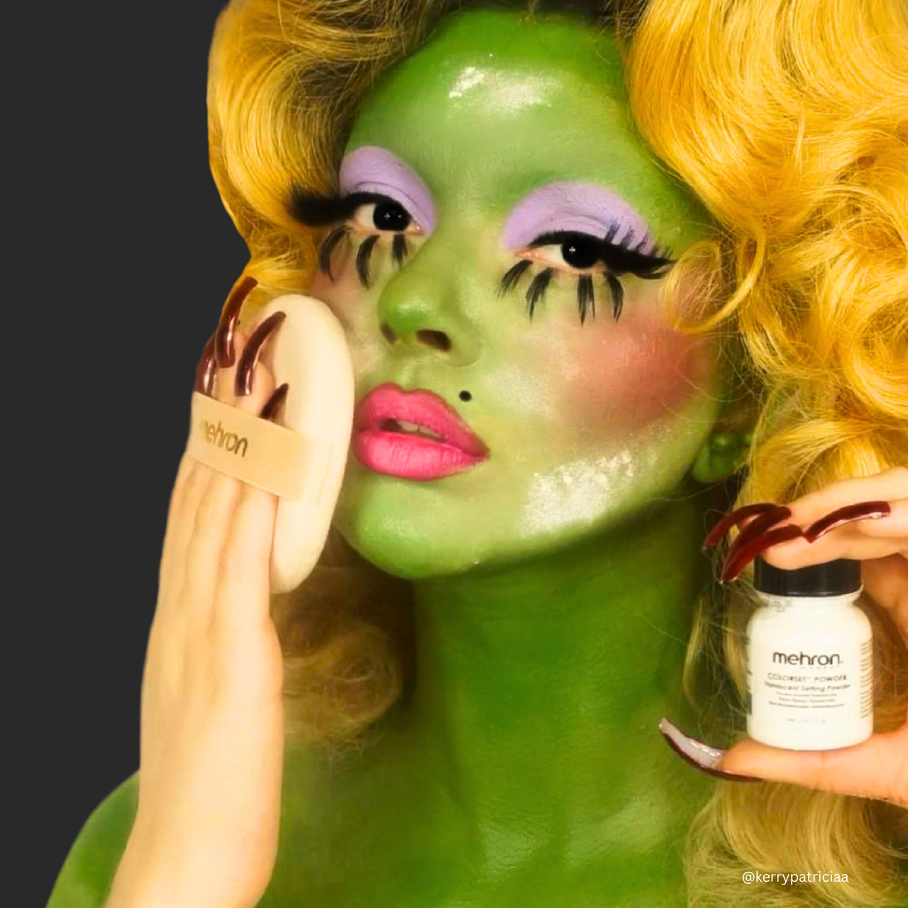 Gebruik Mehron Colorset Powder voor een matte finish | SchminkenGrime.nl Dragqueen brengt Mehron Colorset Powder aan met een powder puff over groene schmink