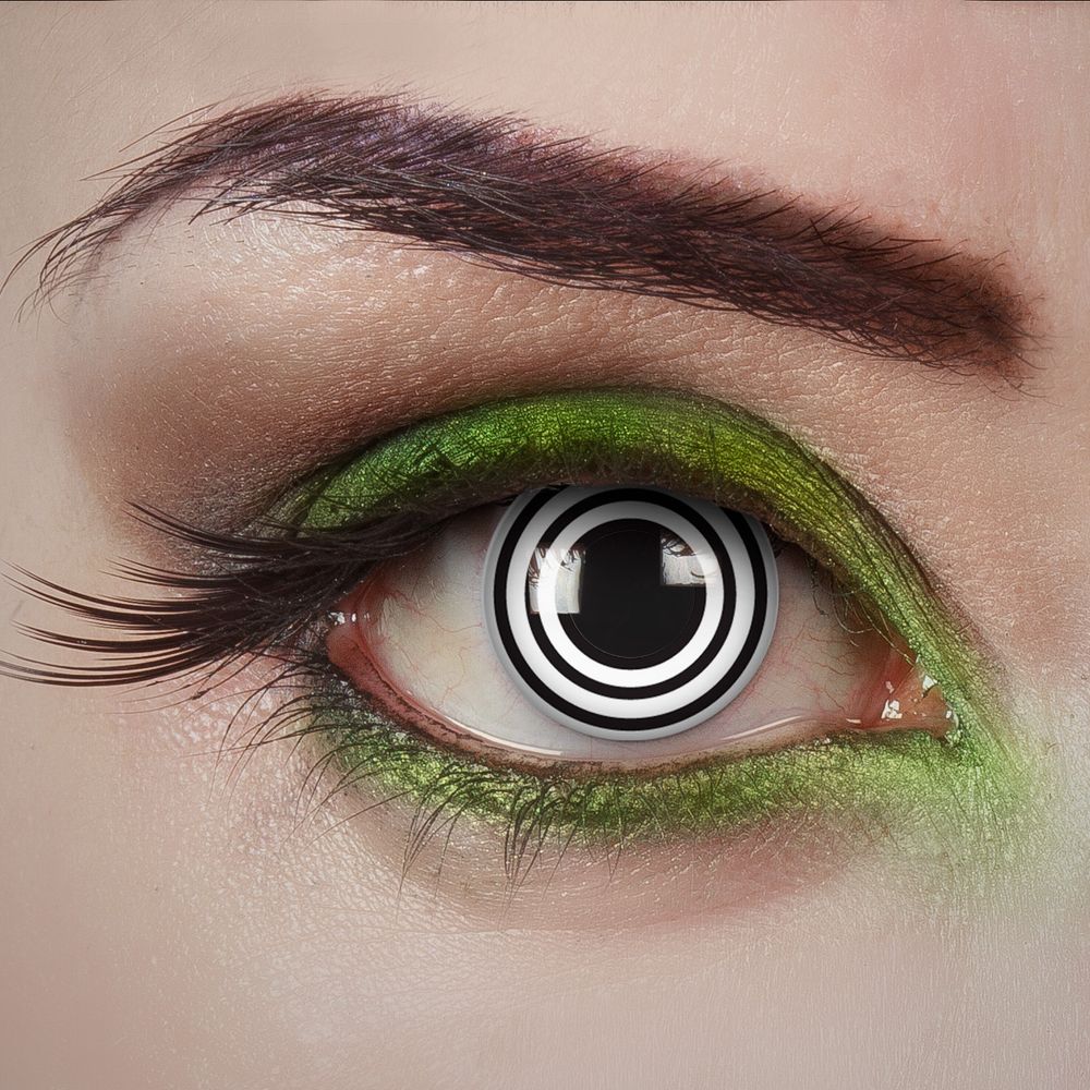 Black Turning lenzen in gebruik tijdens Halloween make-up, verkrijgbaar bij SchminkenGrime.nl