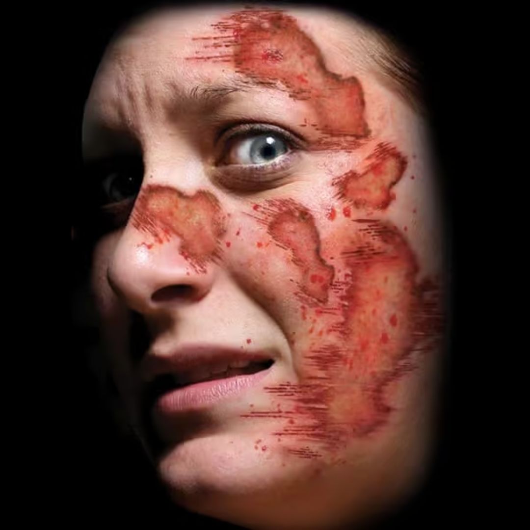 Toegepaste Road Rash Tattoo als SFX make-up voor Halloween, verkrijgbaar bij SchminkenGrime.nl Gesimuleerde schaafwonden met Road Rash tattoo van Tinsley, aangebracht op huid, verkrijgbaar bij SchminkenGrime.nl