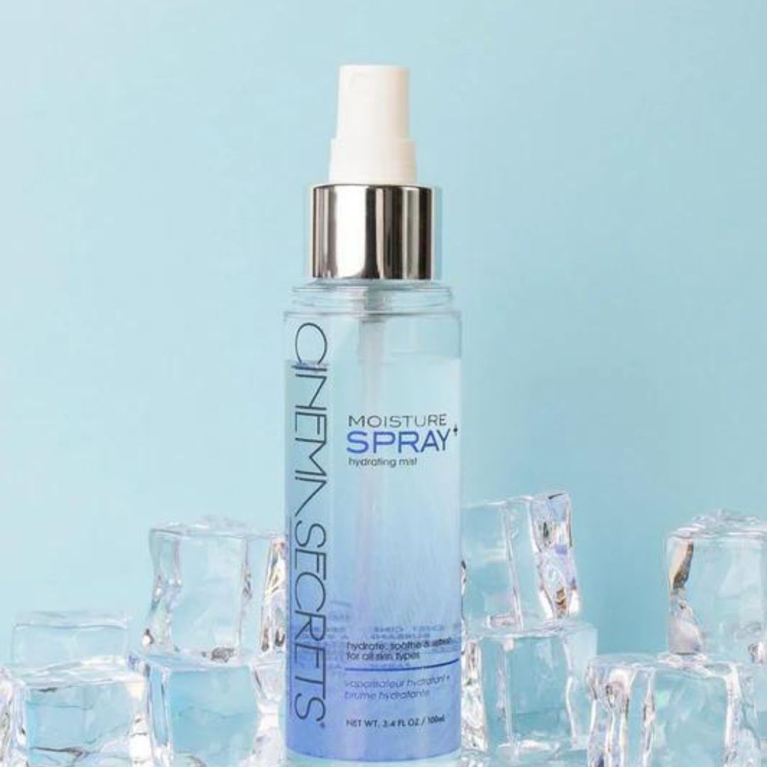 Cinema Secrets Hydrating Mist 100ml in gebruik, fijne nevel voor hydratatie en een frisse glow, perfect tijdens het schminken of tussendoor, verkrijgbaar bij SchminkenGrime.nl