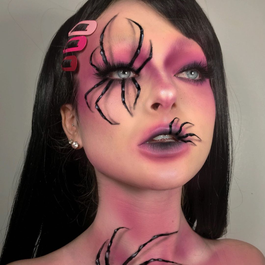 Mehron Paradise Light Pink 40gr – Halloween schminklook met roze tint, verkrijgbaar bij SchminkenGrime.nl Halloween schminkcreatie met Mehron Paradise Makeup Light Pink 40 gram, lichtroze waterschmink toegepast in een spooky of creepy look, verkrijgbaar bij SchminkenGrime.nl