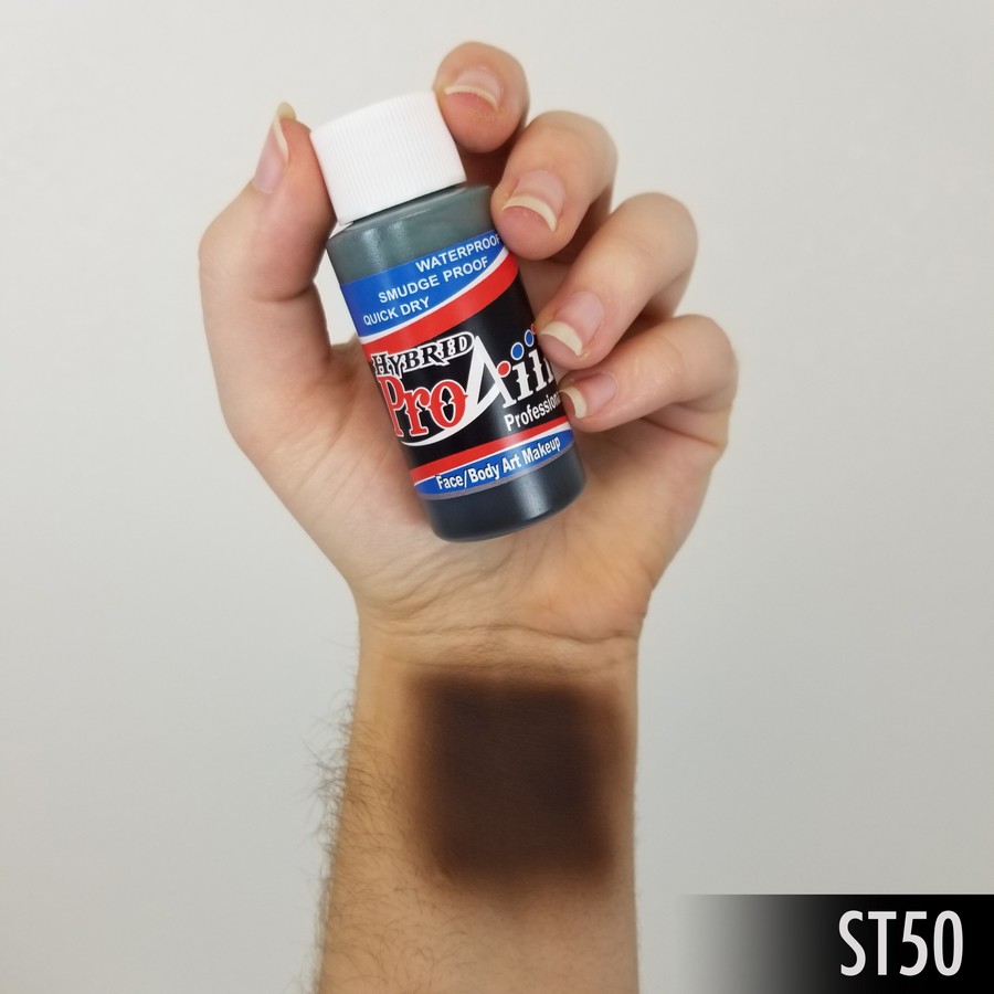 ProAiir Hybrid Skin Tone 50 arm swatch toont donkerbruine huidkleur airbrush schmink, sterk gepigmenteerd en natuurlijk, verkrijgbaar bij SchminkenGrime.nl