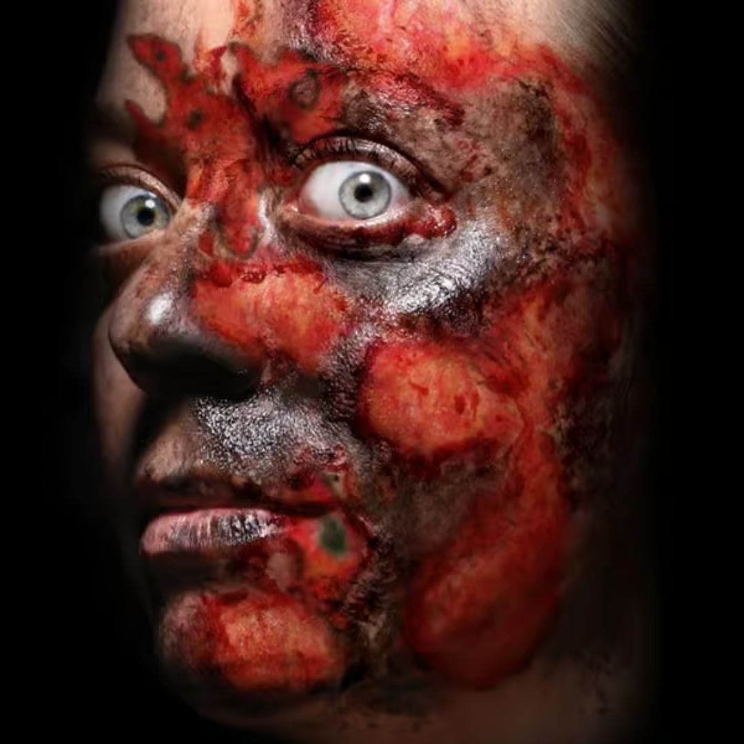 Close-up van een gezicht met Burned Alive Trauma Tattoo van Tinsley Transfers, aangebracht voor een realistisch verbrande huid-look. Verkrijgbaar bij SchminkenGrime.nl