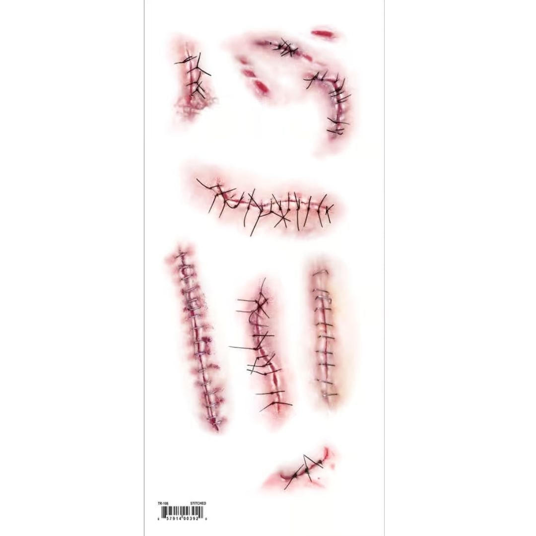 Realistische Trauma Tattoo Stitched van Tinsley Transfers – SchminkenGrime.nl Voorbeeld van aangebrachte Tinsley Trauma Tattoo Stitched op huid, te koop bij SchminkenGrime.nl