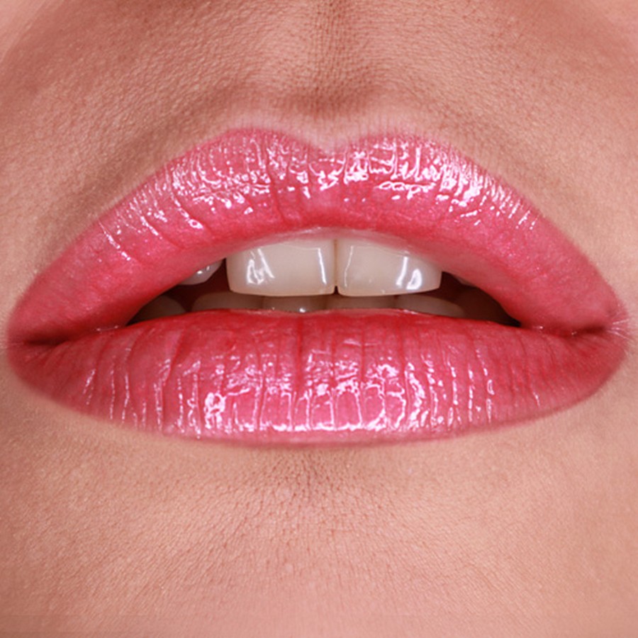 Grimas Lipgloss Flamingo op de lippen, verkrijgbaar bij SchminkenGrime.nl