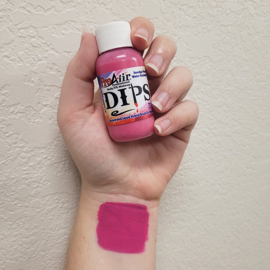 ProAiir Dips Hot Pink swatch op huid – waterproof schmink | SchminkenGrime.nl Swatch van ProAiir Dips Hot Pink op de huid, helderroze kleur, verkrijgbaar bij SchminkenGrime.nl