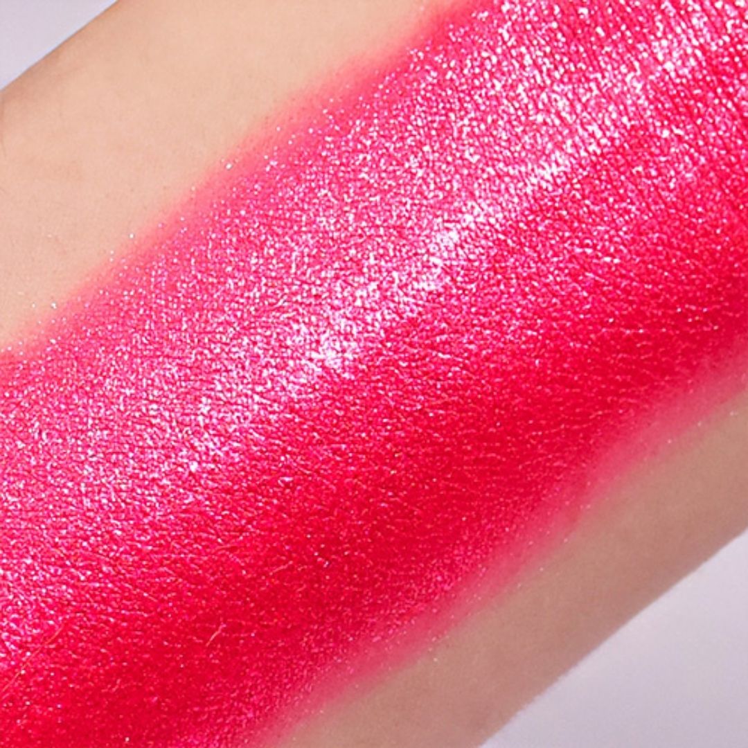 Swatch van Grimas Pressed Cosmetic Glitter Radiant Red bij SchminkenGrime.nl