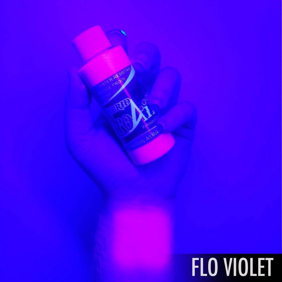 ProAiir Hybrid Flo Violet Glow – arm swatch met UV-paarse airbrush schmink ProAiir Hybrid Flo Violet Glow arm swatch met paarse UV-reactieve airbrush schmink, intens fluorescerend onder blacklight, verkrijgbaar bij SchminkenGrime.nl