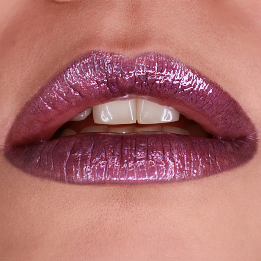 Grimas Lipgloss Purple Reign op de lippen, verkrijgbaar bij SchminkenGrime.nl