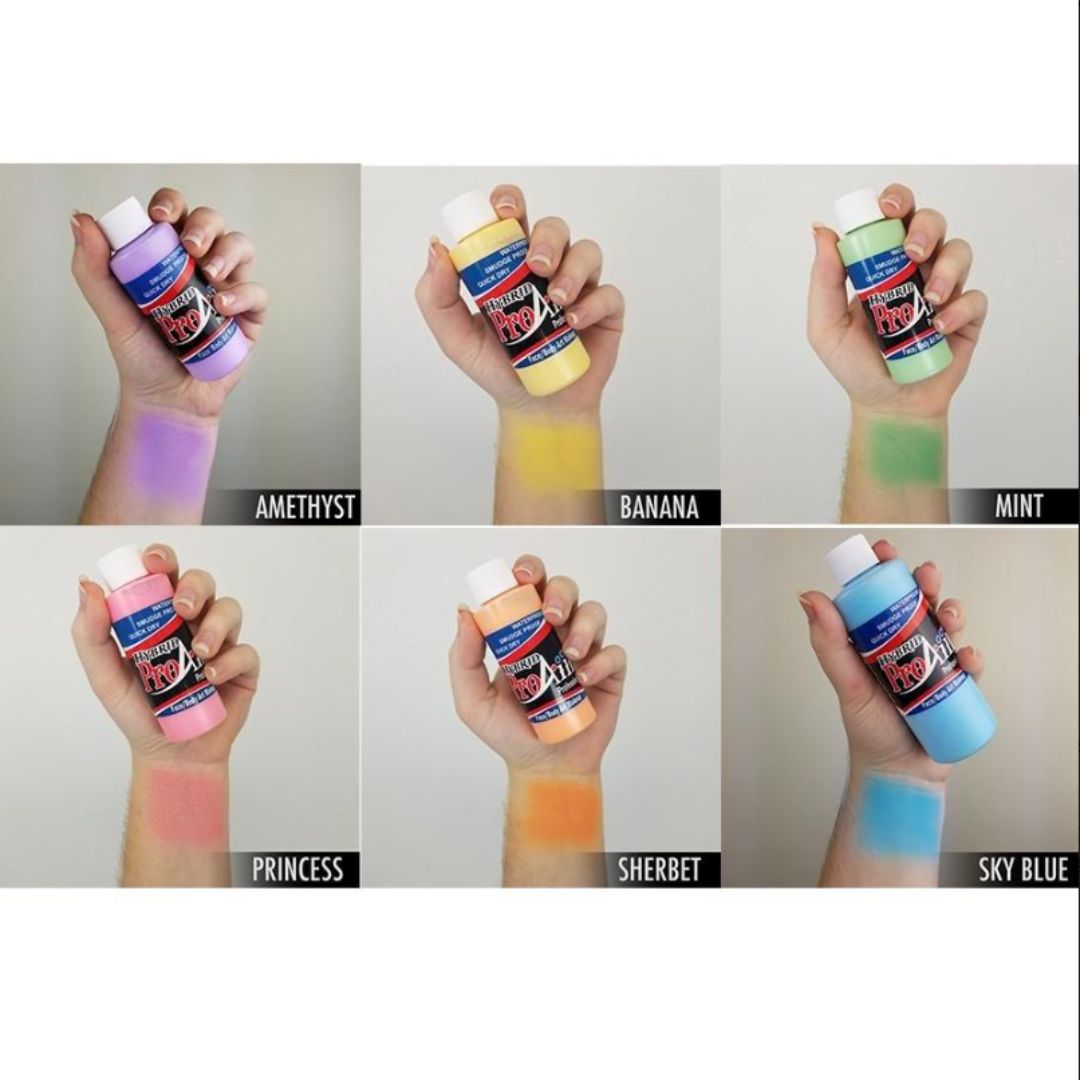 ProAiir Hybrid Unicorn Pack 6×30ml – Swatch met pasteltinten voor airbrush schmink, verkrijgbaar bij SchminkenGrime.nl ProAiir Hybrid Unicorn Pack met 6 zachte pastelkleuren geswatched op de huid, watervaste airbrush schmink op alcoholbasis, perfect voor sprookjesachtige en kleurrijke facepaint, verkrijgbaar bij SchminkenGrime.nl