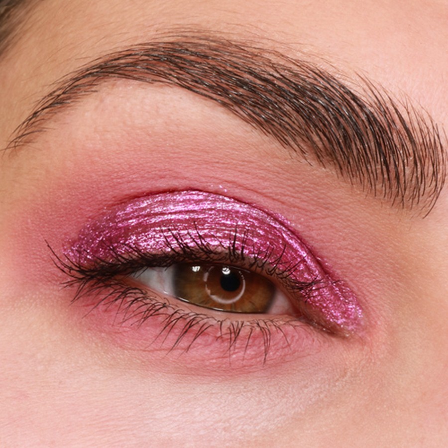 Grimas Magical Magenta vloeibare oogschaduw op de huid – diepe paarsroze glans met stralend effect, zichtbaar op de huid, verkrijgbaar bij SchminkenGrime.nl