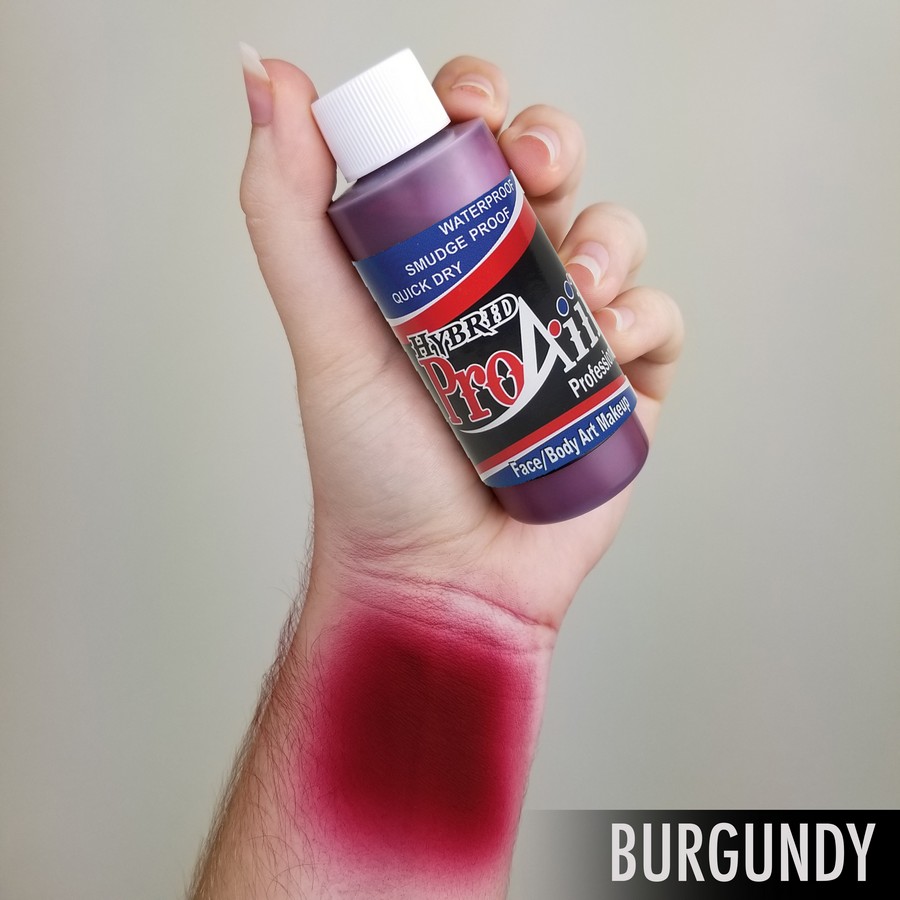 ProAiir Hybrid Burgundy – arm swatch van de dieprode wijnkleur airbrush schmink ProAiir Hybrid Burgundy arm swatch met diepe wijnrode kleur, watervaste airbrush schmink voor elegante of theatrale looks, verkrijgbaar bij SchminkenGrime.nl