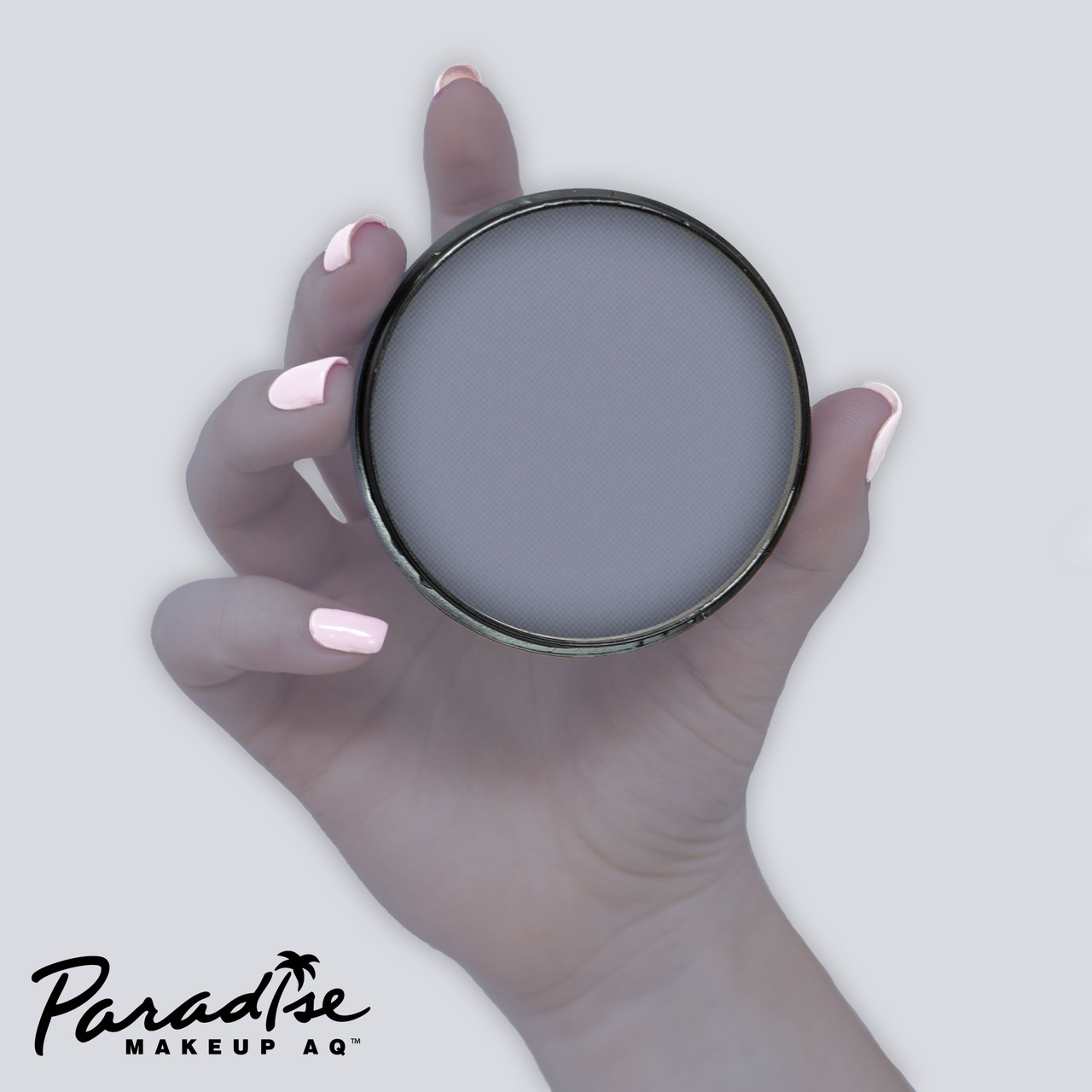 Storm Cloud waterschmink van Mehron Paradise op de hand aangebracht, toont de grijze kleur en dekking van deze professionele schmink, verkrijgbaar bij SchminkenGrime.nl