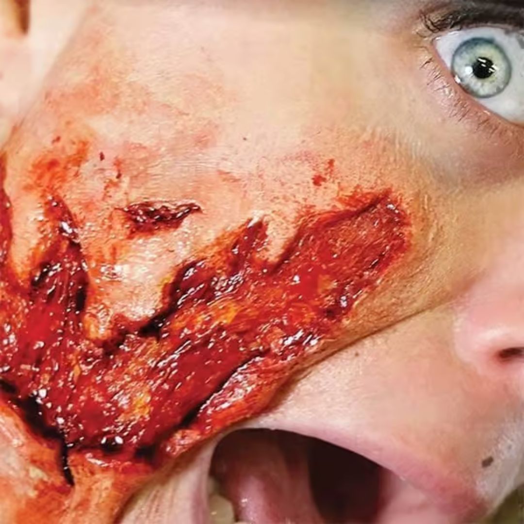 Tinsley Transfers Ripped Flesh FX Transfer aangebracht | SchminkenGrime.nl Tinsley Transfers Ripped Flesh FX Transfer aangebracht op huid, diepe vleeswond met realistische details, verkrijgbaar bij SchminkenGrime.nl