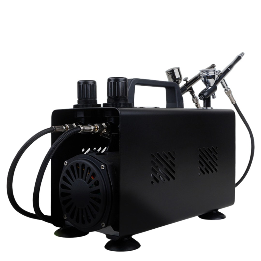 Zwarte Airbrush Compressor Kit – close-up van airbrush aangesloten op compressor, geschikt voor gedetailleerd werk, verkrijgbaar bij SchminkenGrime.nl