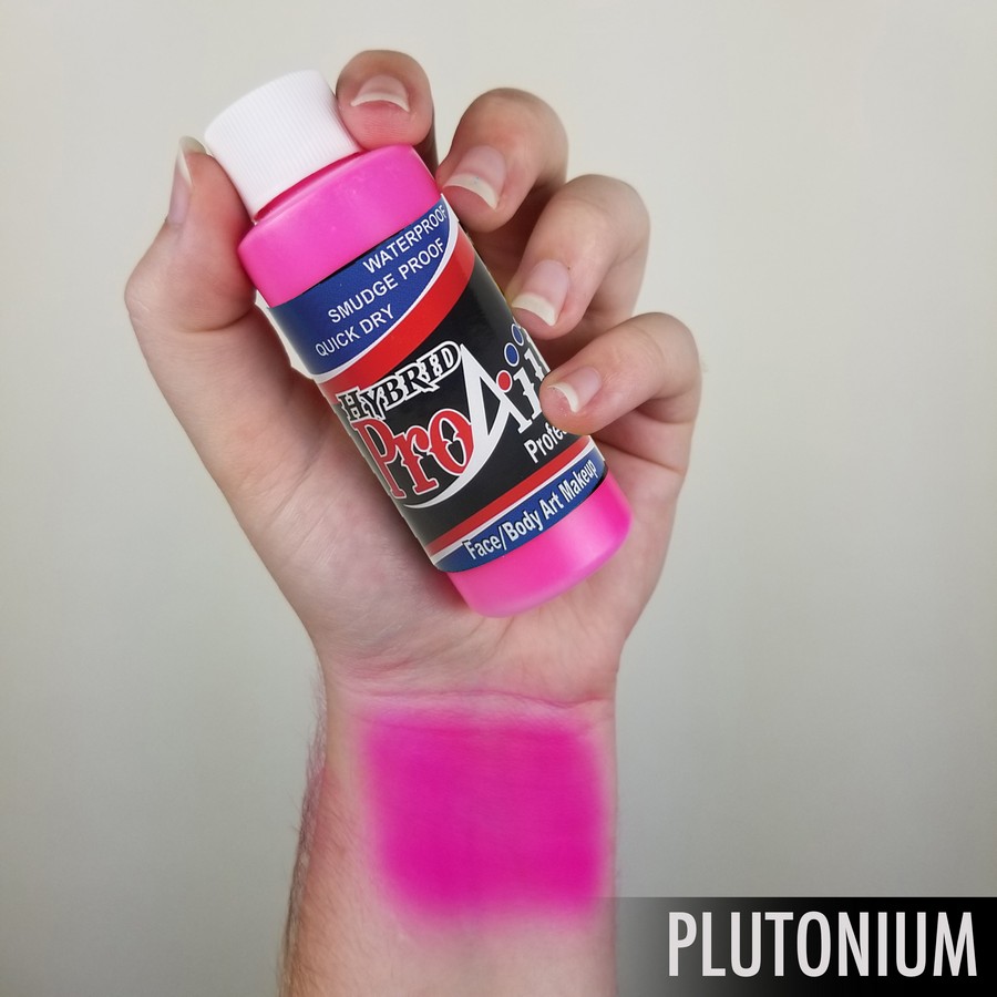 ProAiir Hybrid Plutonium Pink – arm swatch van de neonroze airbrush schmink ProAiir Hybrid Plutonium Pink arm swatch met neonroze watervaste airbrush schmink, geschikt voor opvallende make-up en UV-reacties, verkrijgbaar bij SchminkenGrime.nl