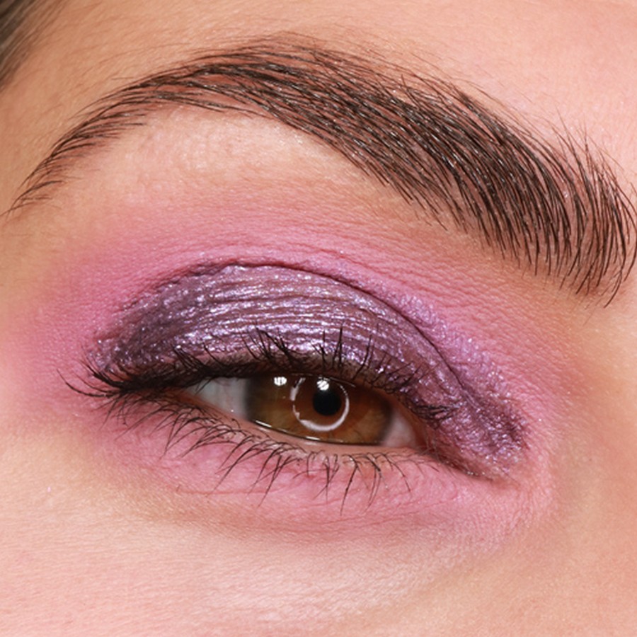Vloeibare oogschaduw Grimas Glossy Grape op de huid – levendige paarse kleur met metallic glans, ideaal voor opvallende ooglooks, verkrijgbaar bij SchminkenGrime.nl