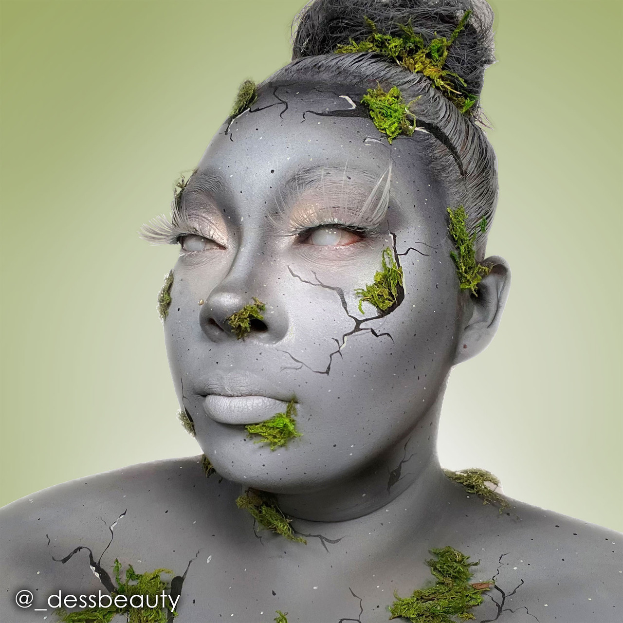 Creatieve grijze look met Mehron StarBlend Light Grey – Bestel bij SchminkenGrime.nl Weerwolf make-up look met Mehron StarBlend Light Grey – Schmink te koop bij SchminkenGrime.nl