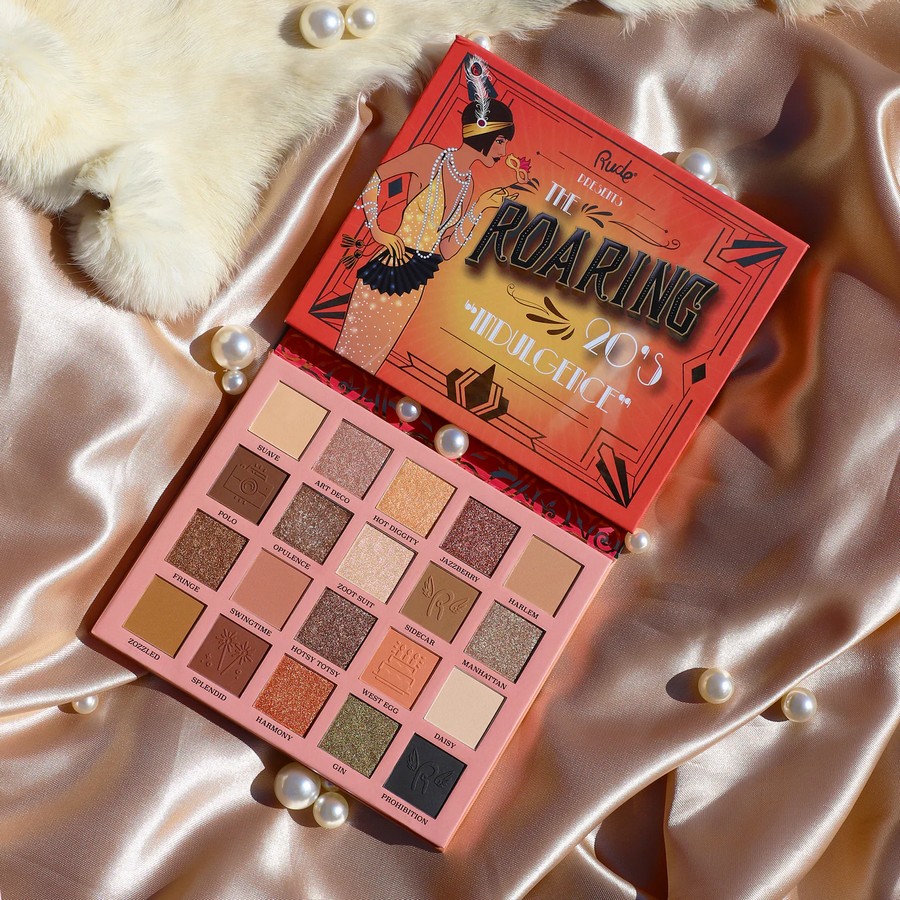 Opengeklapt Rude Cosmetics Indulgence palette met zachte tinten in 20's stijl, verkrijgbaar bij SchminkenGrime.nl