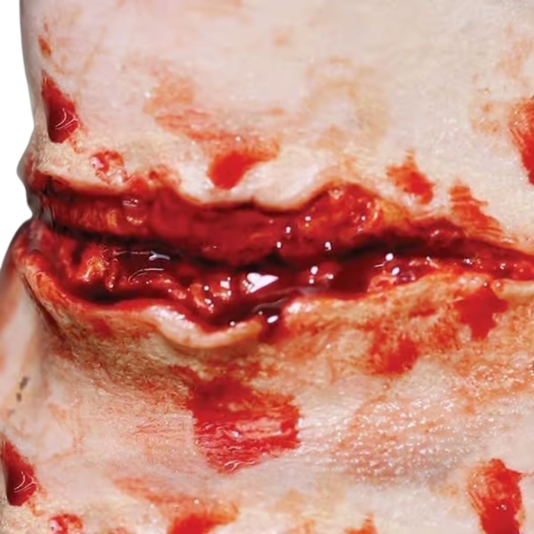 Tinsley Transfers Cut Throat 3D FX Transfer aangebracht op de keel – realistische snijwond – SchminkenGrime.nl