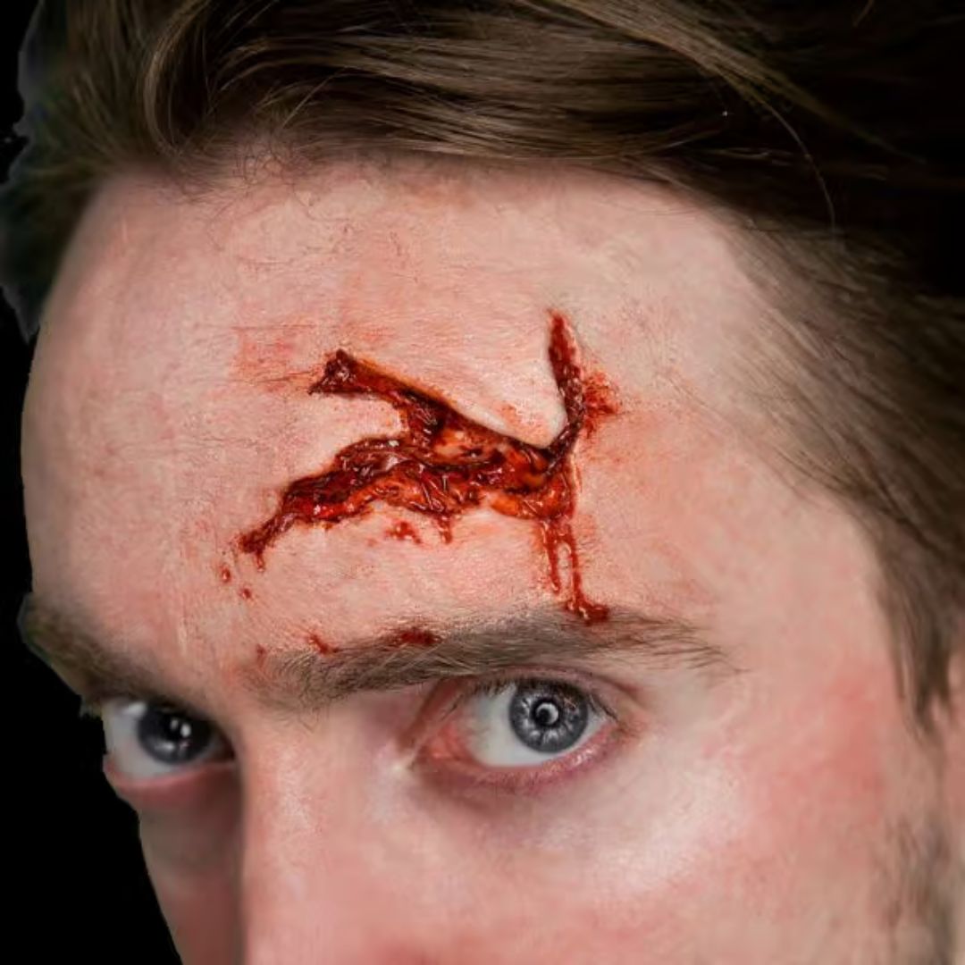 Tinsley Transfers Head Wound 3D FX Transfer aangebracht op voorhoofd met realistische wond, verkrijgbaar bij SchminkenGrime.nl