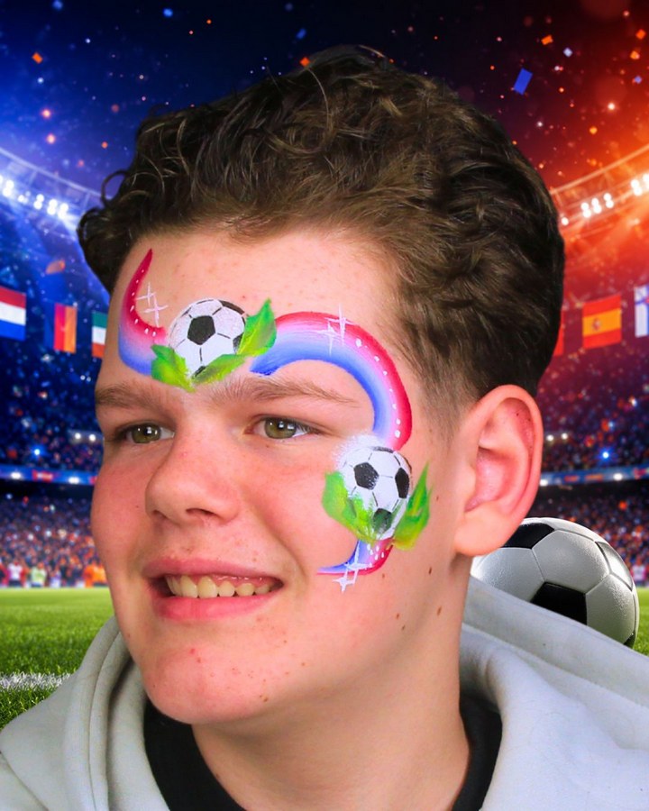 Voetbal schminkvoorbeeld met twee voetballen en kleurrijke lijnen voor WK en EK verkrijgbaar bij SchminkenGrime.nl