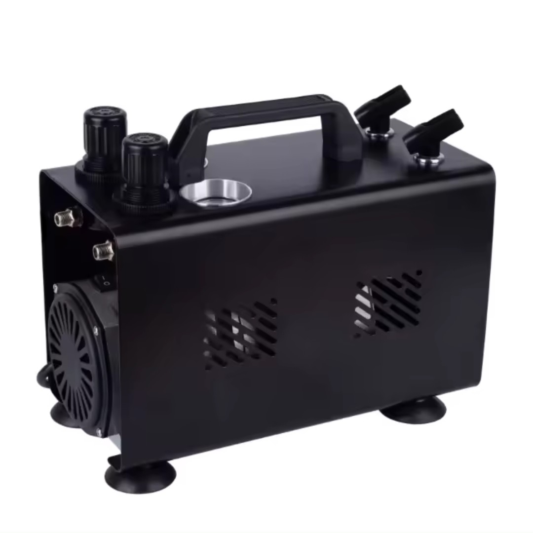 Zwarte Airbrush Compressor Kit – close-up van het airbrushpistool met fijne nozzle en grip, verkrijgbaar bij SchminkenGrime.nl