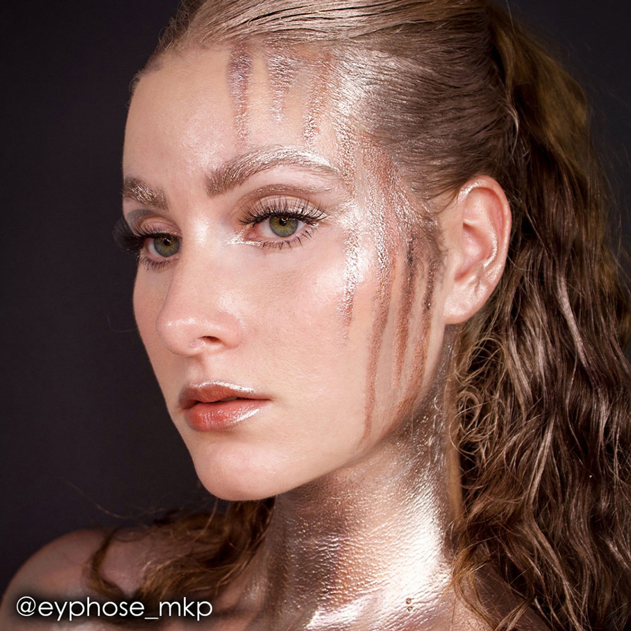 Schmink look met Mehron Metallic Powder Rose Gold – verkrijgbaar bij SchminkenGrime.nl Model met metallic Rose Gold make-up van Mehron op gezicht en hals