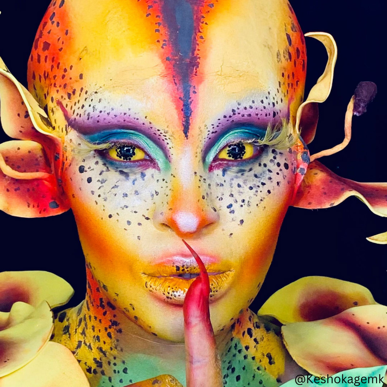 Mehron Liquid Makeup Yellow (135ml) aangebracht op de huid, laat zien hoe de kleur dekkend en egaal opdroogt, verkrijgbaar bij SchminkenGrime.nl