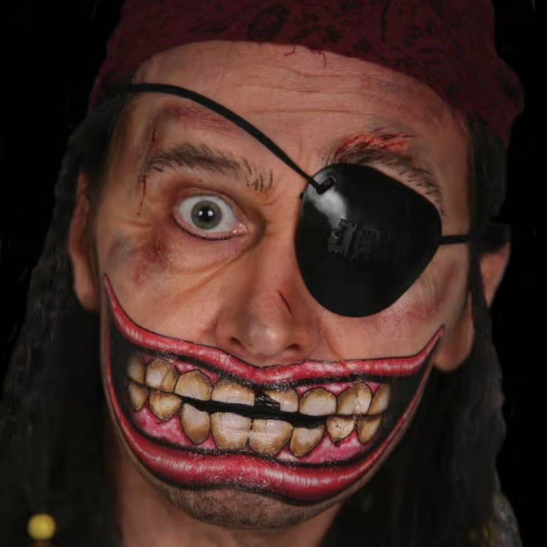 Big Mouth Tattoo – Chipped aangebracht op gezicht | SchminkenGrime.nl Big Mouth Tattoo Chipped van Tinsley Transfers op gezicht, aangebracht – verkrijgbaar bij SchminkenGrime.nl
