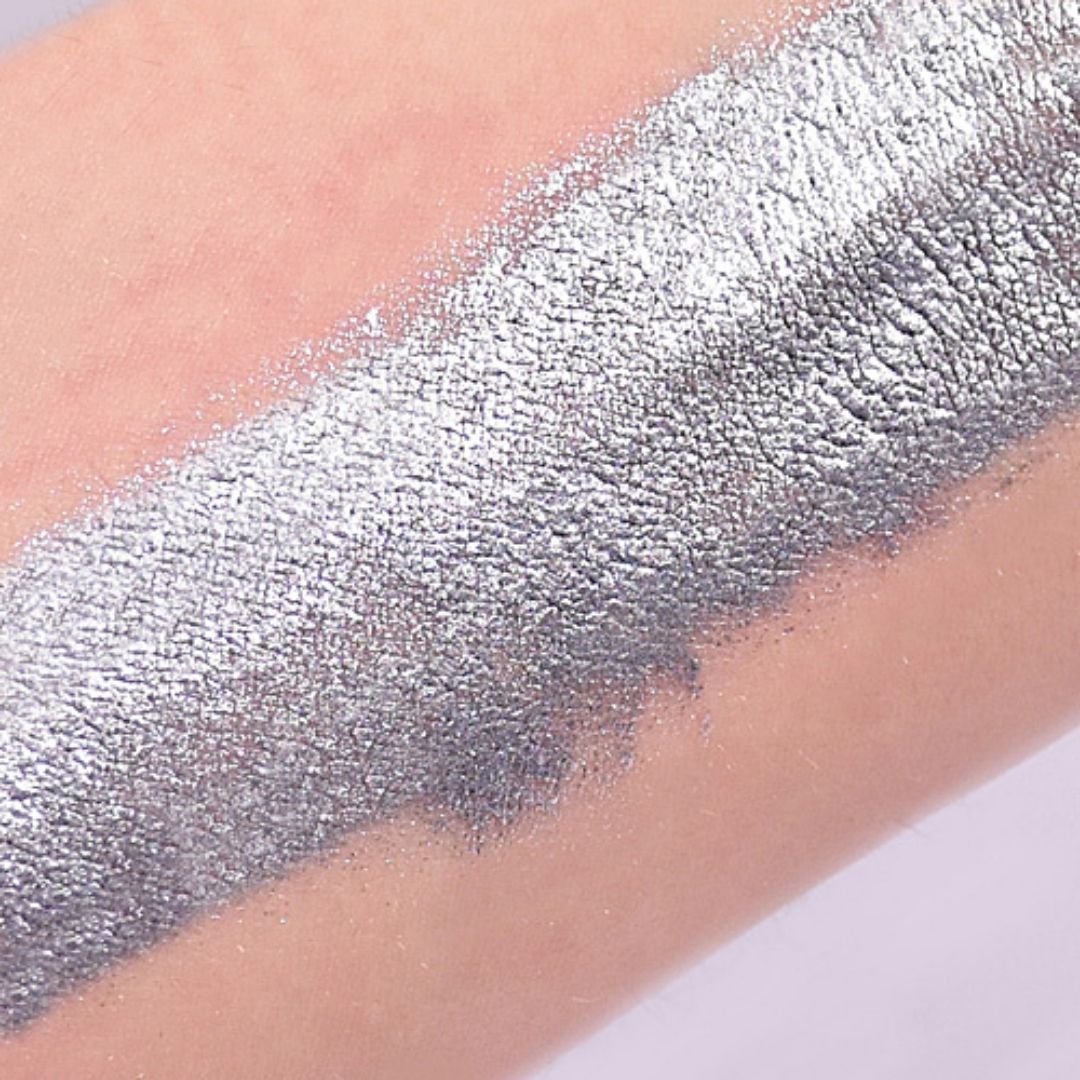 Swatch van Grimas Pressed Cosmetic Glitter Sparkling Silver, glanzende zilveren glitter. Te koop bij SchminkenGrime.nl.