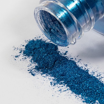 Grimas Pearlite Metallic Blauw 703 5ml – Lichtreflecterend metallic blauw poeder voor opvallende highlights en een diepe, glanzende make-up look.