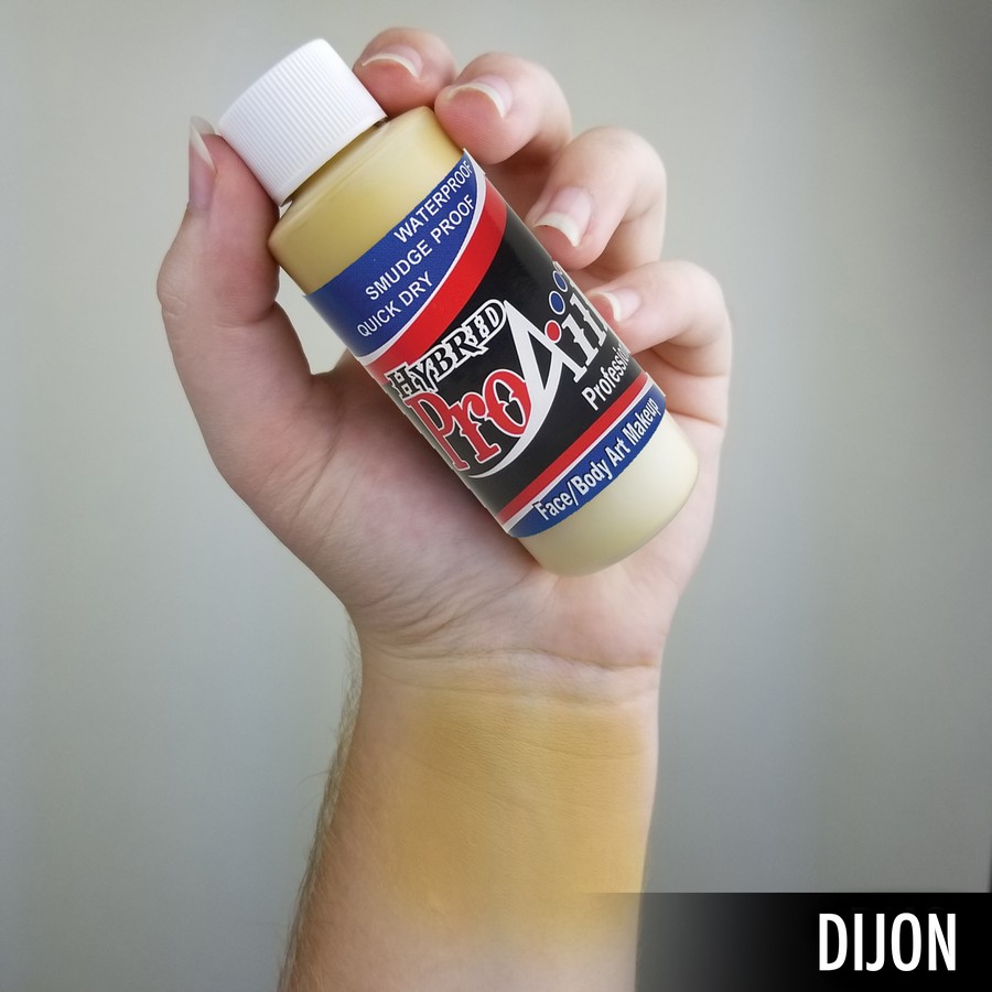 ProAiir Hybrid Dijon arm swatch toont warme geelbruine tint voor natuurlijke schmink of camouflagelooks, watervast, verkrijgbaar bij SchminkenGrime.nl