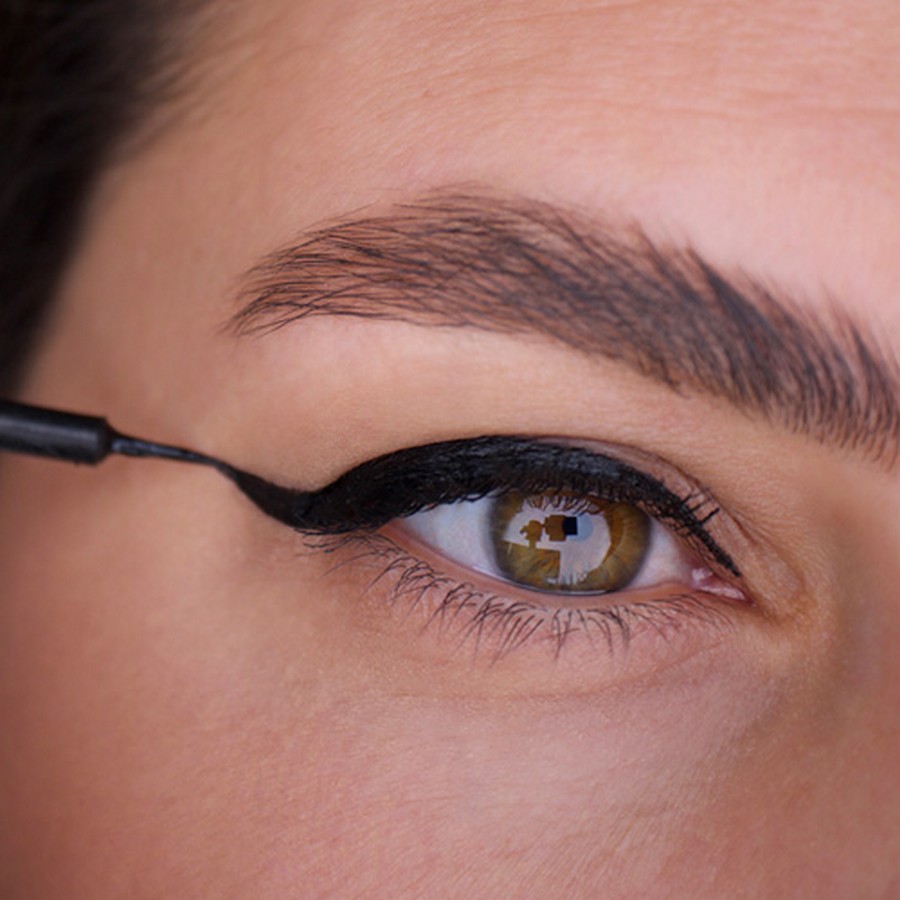 Grimas Eyeliner Deep Black in gebruik – verkrijgbaar bij SchminkenGrime.nl Grimas Eyeliner Deep Black aangebracht op het oog, waterproof eyeliner met fijne applicator, verkrijgbaar bij SchminkenGrime.nl