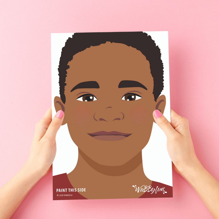 Schmink oefenbord Boris met bruine huid en korte krullen, perfect voor het oefenen van facepaint, verkrijgbaar bij SchminkenGrime.nl