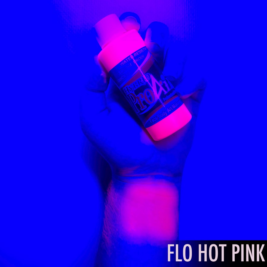 ProAiir Hybrid Flo Hot Pink Glow arm swatch toont UV-reactieve felroze kleur, geschikt voor blacklight en festival make-up, verkrijgbaar bij SchminkenGrime.nl