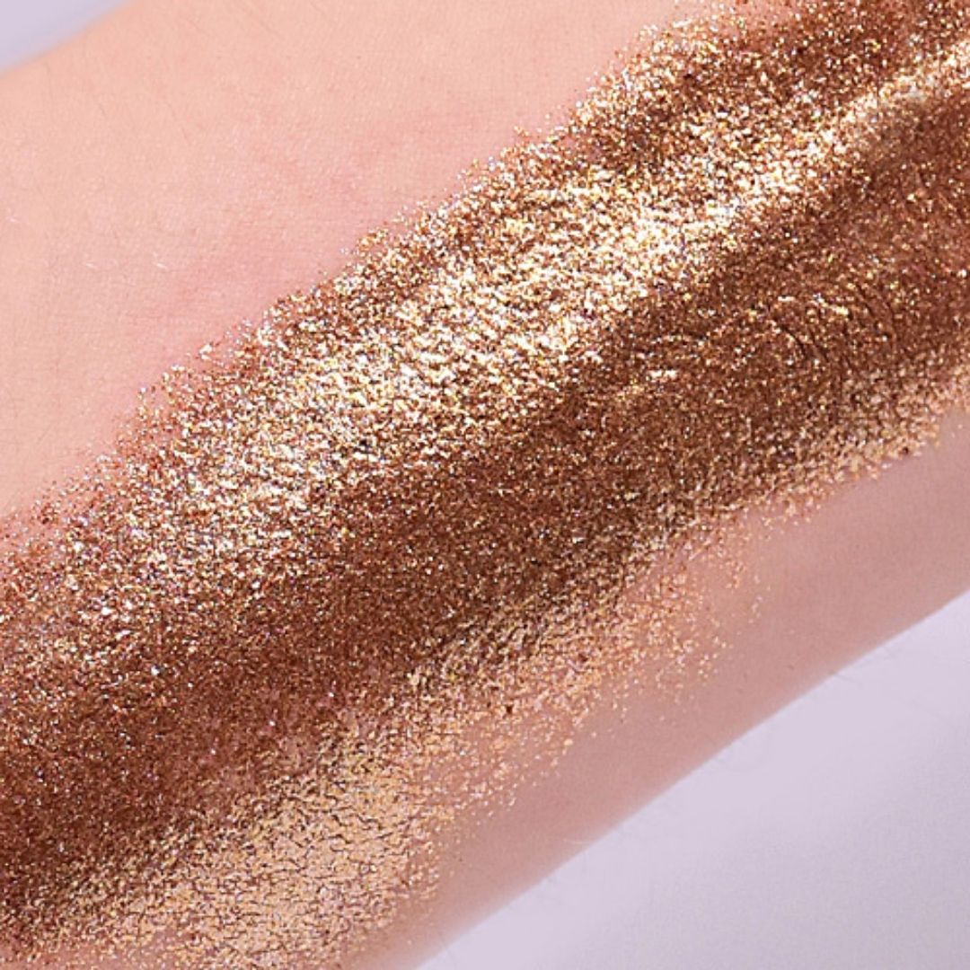 Swatch van Grimas Amazing Amber Cosmetic Glitter – prachtige gouden glitter – SchminkenGrime.nl.