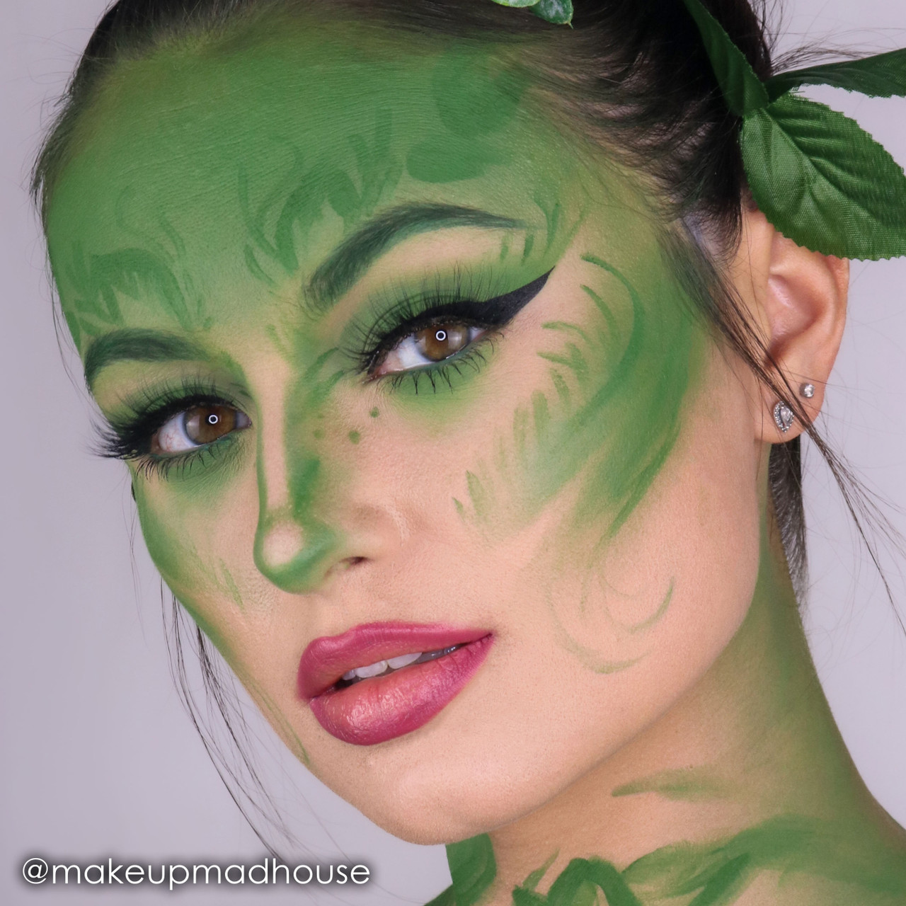 Voorbeeld van schminklook met Mehron StarBlend Green – te koop bij SchminkenGrime.nl Voorbeeldlook met Mehron StarBlend Green schmink, gebruikt voor een creatieve gezichtsbeschildering met groene accenten – verkrijgbaar bij SchminkenGrime.nl